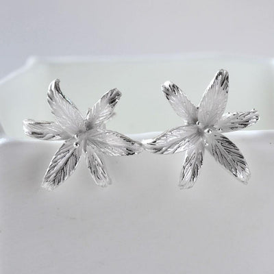 MB093E SILVERLILYFLOWERSTARSTUDEARRINGS 003
