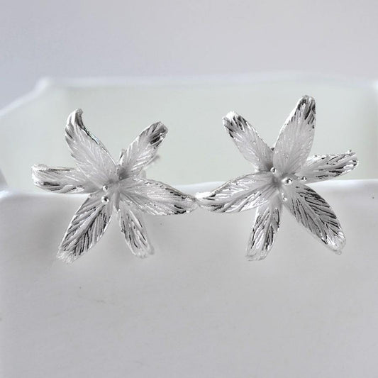 MB093E SILVERLILYFLOWERSTARSTUDEARRINGS 003