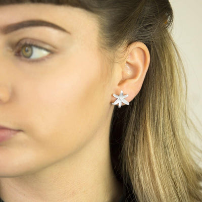 MB093E SILVERLILYFLOWERSTARSTUDEARRINGS 002