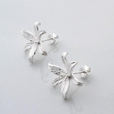 MB093E SILVERLILYFLOWERSTARSTUDEARRINGS 004