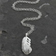 MB078P SILVERFEATHERNECKLACE 005 scaled