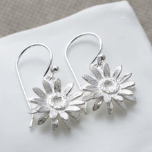 MJ0078E Silver Daisy Earrings d32bf88f 5f6f 4bb0 be79 fe327396499e