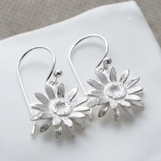 MJ0078E Silver Daisy Earrings d32bf88f 5f6f 4bb0 be79 fe327396499e