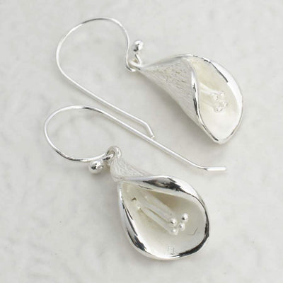 MB067E SILVERCALLALILYEARRINGS 001