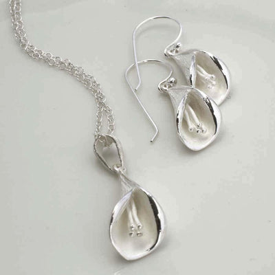 MB067E SILVERCALLALILYEARRINGS 003