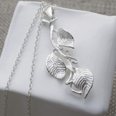 MB059P SILVERLEAVESNECKLACE 001