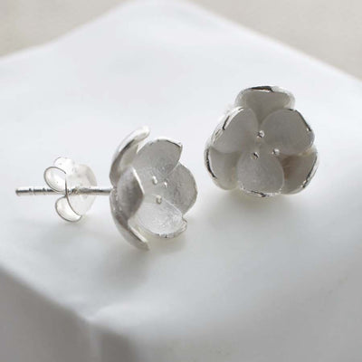 MB054E SILVERBLOSSOMSTUDEARRINGS 002