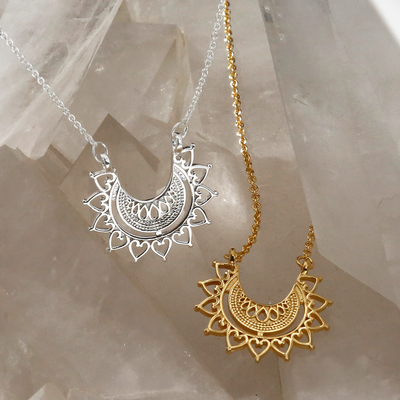 Sterlingsilvermarrakechaffairnecklacegoldandsilveroncrystalbackground