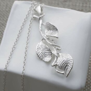 MB059P SILVERLEAVESNECKLACE 001