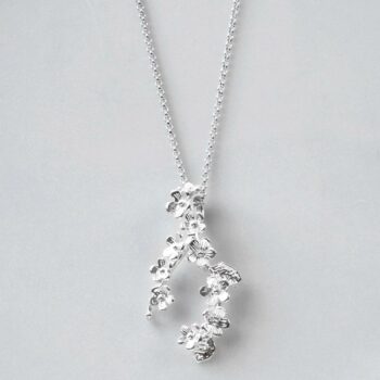 MB081P SILVERFORGETMENOTCLUSTERNECKLACE 004