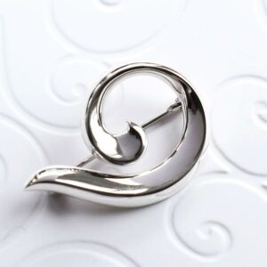 Silver curled ribbon brooch