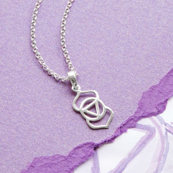 MC268P STERLINGSILVERTHIRDEYECHAKRANECKLACE 002
