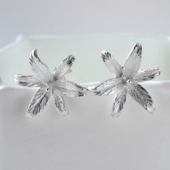 MJ0153E Silver Lily Flower Star Stud Earrings 4 cab9ad35 25fe 4847 be8d 611ffd811577
