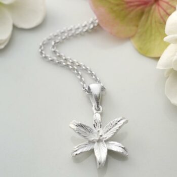 MJ0153N Silver Lily Folwer Star Necklace 2 4f8e4e9d 9733 4abb 917d e98f5613f4bf