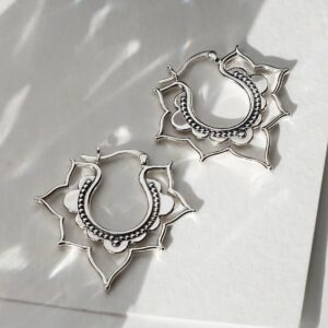 ML908_Sterling Silver Kaleidoscope hoops close up catching light