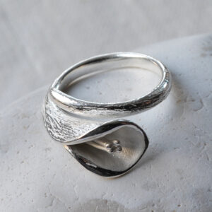 Silver blooming calla lily adorned on ring