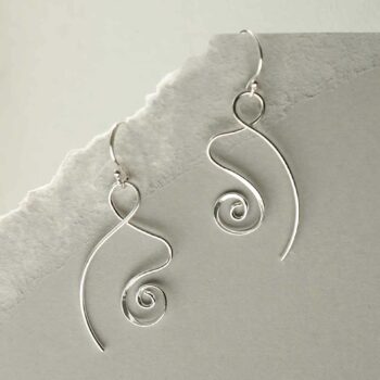 ME522 STERLING SILVER TWIRLING RIBBON DANGLY EARRINGS 1