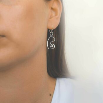ME522 STERLING SILVER TWIRLING RIBBON DANGLY EARRINGS MODEL