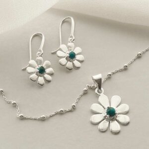 single turquoise gem in centre of daisy earrings and necklace