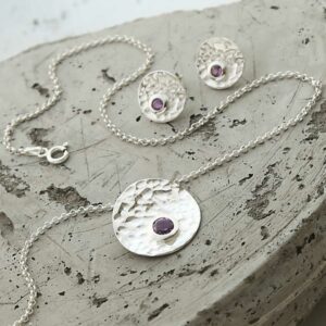 single amethyst gems in centre of hammered necklace and earrings