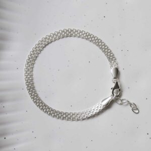 silver interlocked links slinky bracelet laid in circle