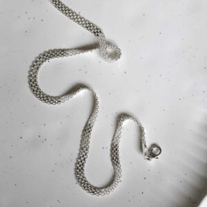 silver interlocked links slinky necklace strewn