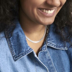 silver interlocked links slinky necklace on model