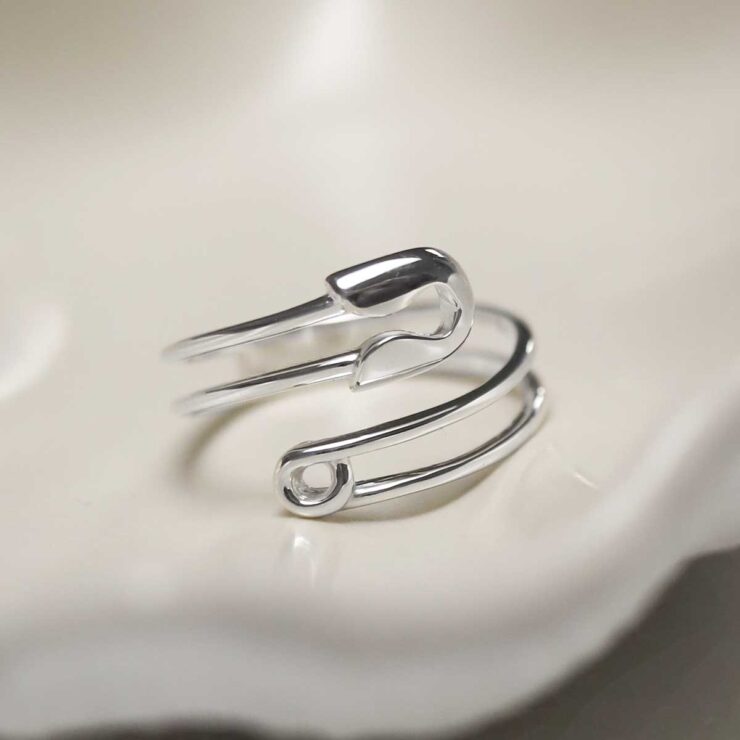 STERLING SILVER ADJUSTABLE SAFETY PIN RING in jewellery